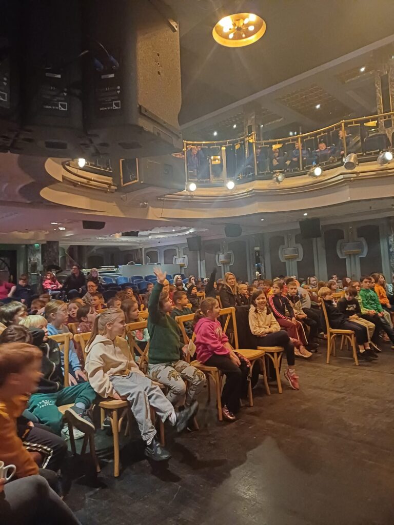 2411 set theatre audience
